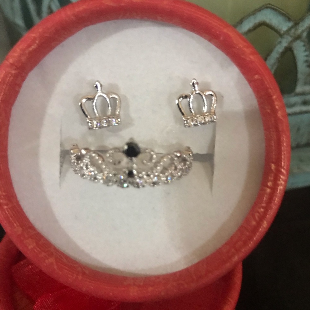 Beautiful sterling silver crown earrings and ring